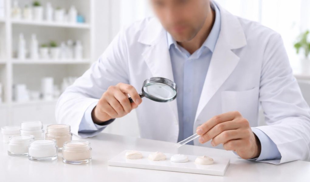 dermatologue-blouse-blanche-cremes-etageres