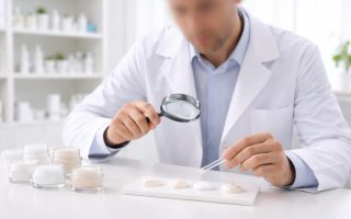 dermatologue-blouse-blanche-cremes-etageres