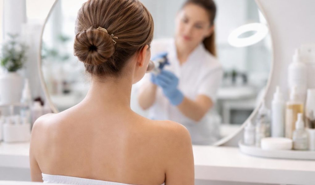 femme-miroir-salle-soins-esthetiques