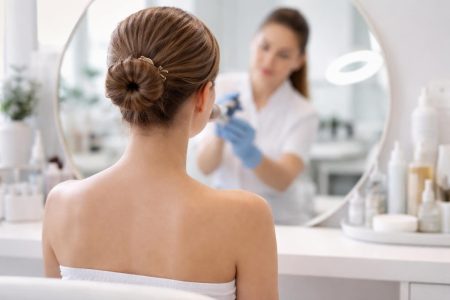 femme-miroir-salle-soins-esthetiques