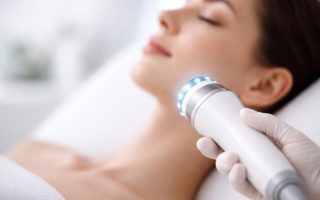 visage-feminin-traitement-esthetique-appareil