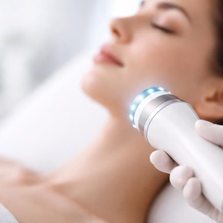 visage-feminin-traitement-esthetique-appareil