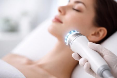 visage-feminin-traitement-esthetique-appareil