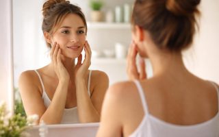 femme-reflet-miroir-pieces-soin