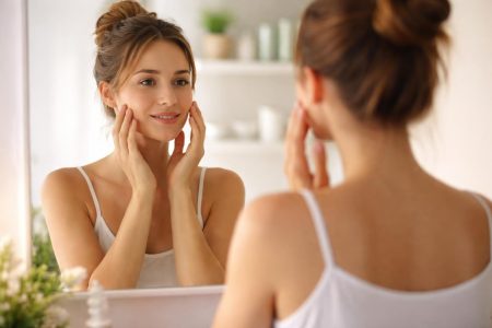 femme-reflet-miroir-pieces-soin