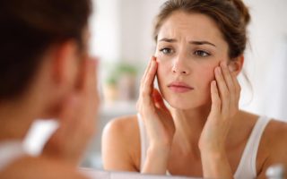 personne-examinant-peau-miroir-preoccupation