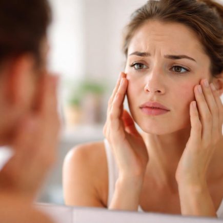 personne-examinant-peau-miroir-preoccupation