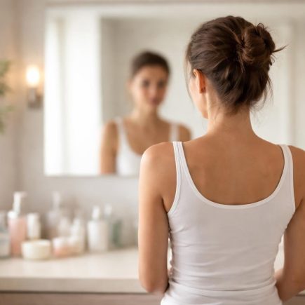 personne-dos-miroir-salle-bain