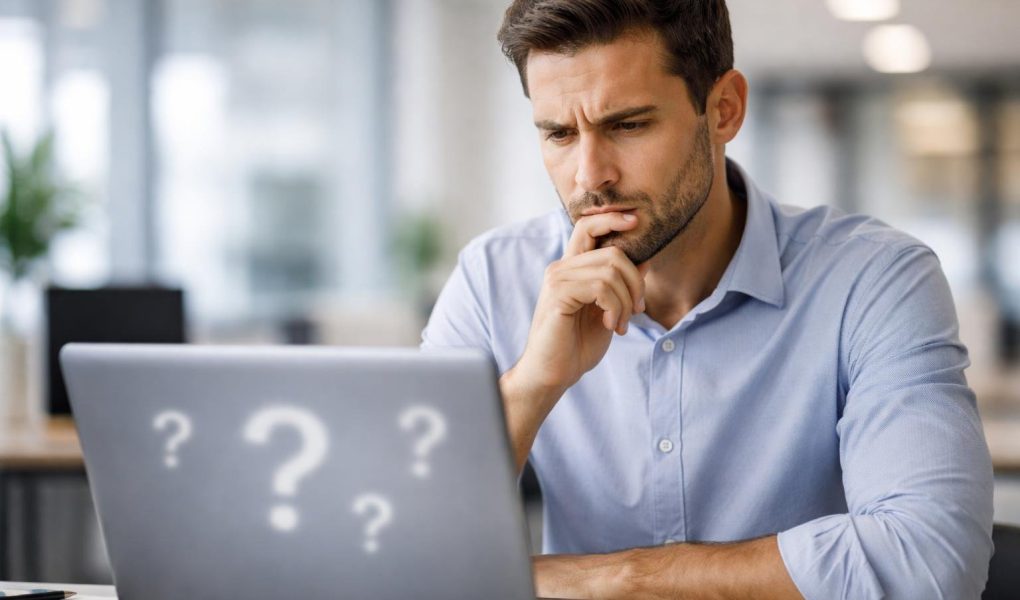 personne-ordinateur-symboles-interrogation-bureau