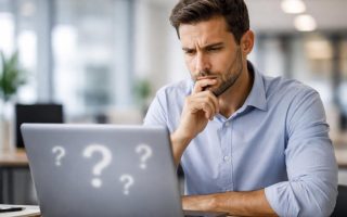 personne-ordinateur-symboles-interrogation-bureau