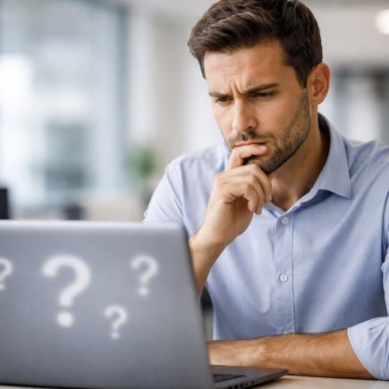 personne-ordinateur-symboles-interrogation-bureau