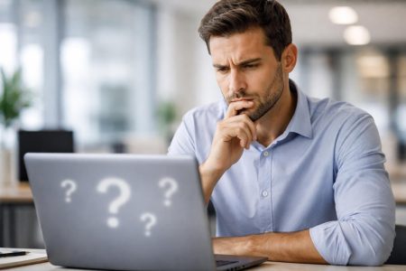 personne-ordinateur-symboles-interrogation-bureau