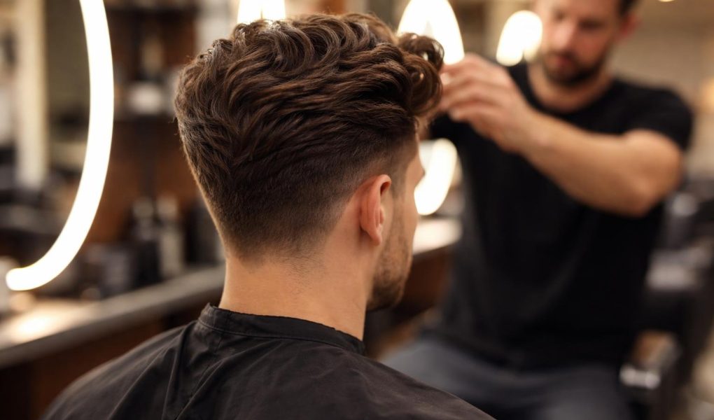 homme-dos-cheveux-boucles-salon-coiffure