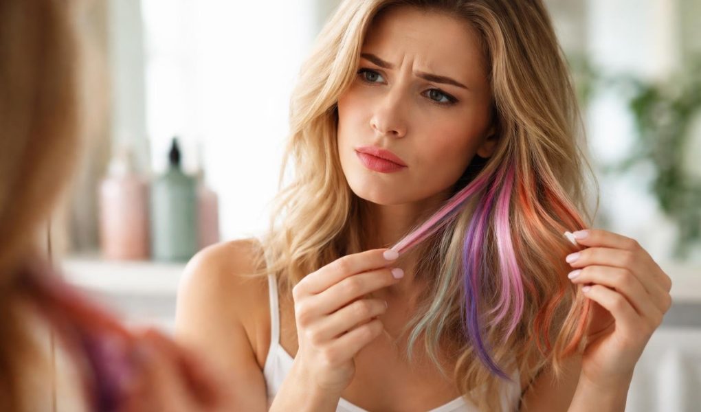 femme-meches-cheveux-miroir-expresion-question