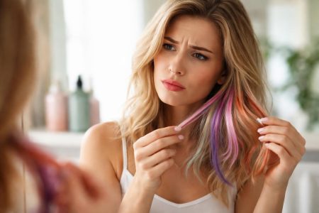 femme-meches-cheveux-miroir-expresion-question