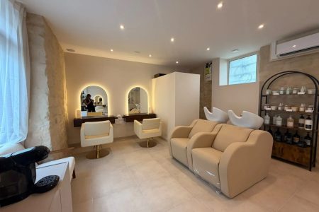 Pourquoi le lavage chez le coiffeur n'a rien à voir avec celui de votre salle de bains